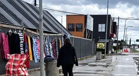 FERIANTES DE FRUTILLAR PIDEN SOLUCIÓN URGENTE ANTE RETRASO EN HABILITACIÓN DE RECINTO TECHADO