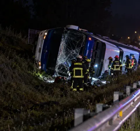 FRUTILLAR | BUS VUELCA EN RUTA 5 SUR CERCA DE LA MEDIANOCHE Y DEJA UNA PERSONA LESIONADA