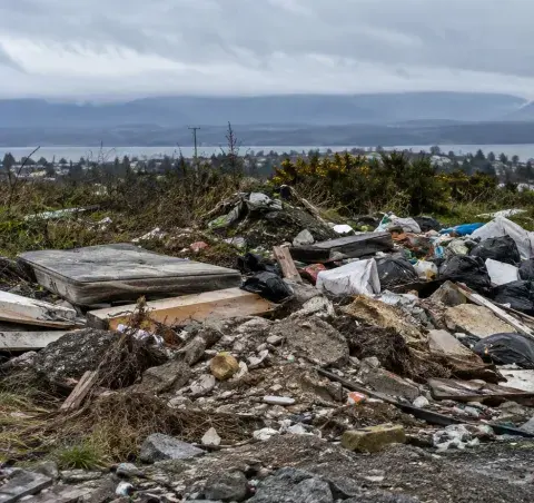 Preocupación por gestión ambiental en Frutillar tras estudio sobre botaderos ilegales y antecedentes internos