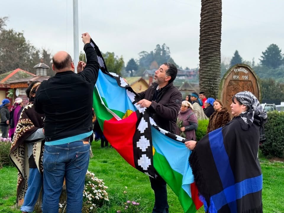 Frutillar realiza ceremonia de izamiento de la Bandera Mapuche en reconocimiento a los pueblos originarios, mientras vecinos exigen retiro