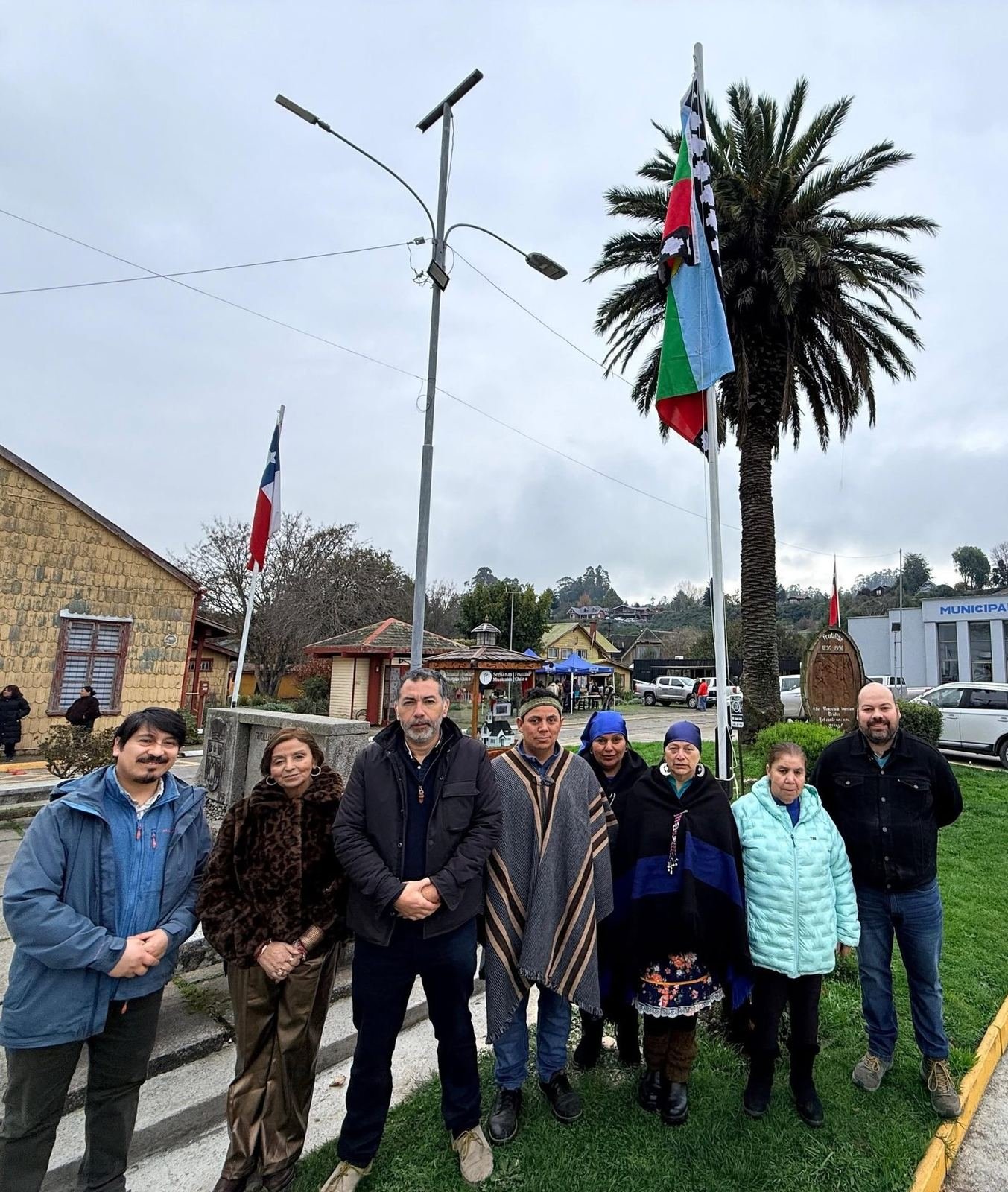 La instalación temporal del emblema indígena en el frontis municipal ha generado opiniones divididas entre vecinos, autoridades y representantes de distintos sectores de la comunidad.