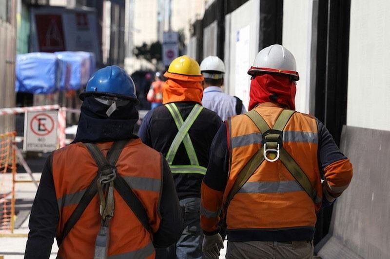 Debate por la indemnización "a todo evento" divide opiniones: Gobierno busca ampliar cobertura, mientras expertos advierten posibles efectos en los trabajadores