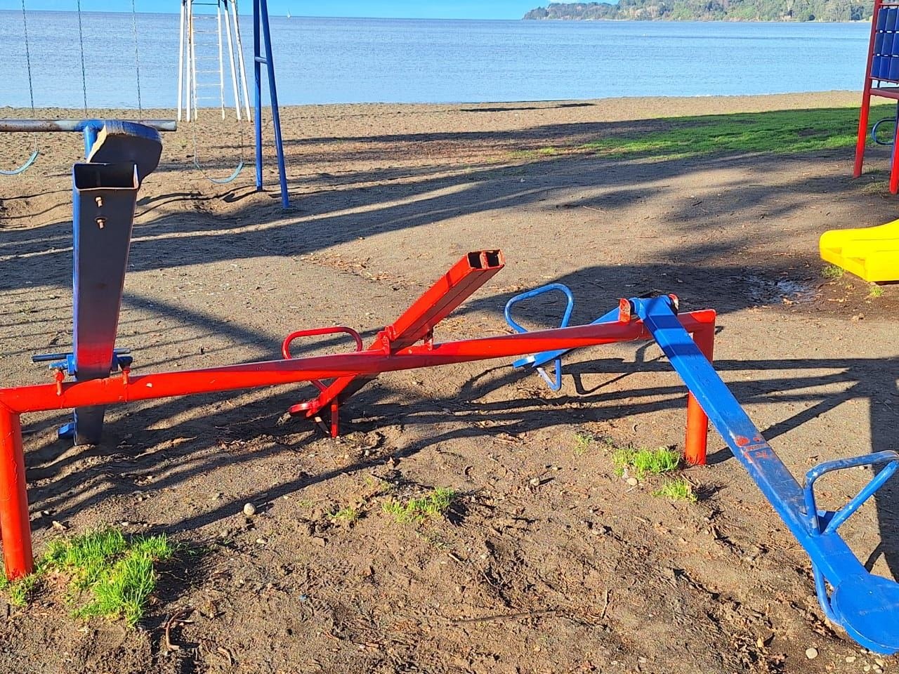 Denuncian grave deterioro de juegos infantiles en la playa de Frutillar Bajo