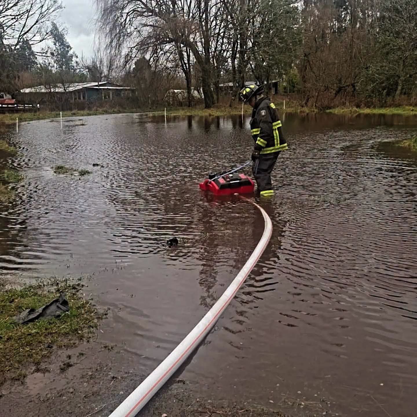 Sistema frontal mantiene en alerta a los equipos de emergencia en Frutillar: Bomberos ya ha atendido tres emergencias