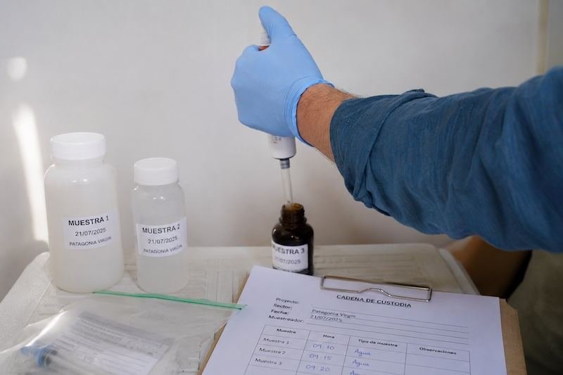 Primer análisis descarta presencia de Escherichia coli en descarga de aguas cerca de Patagonia Virgin: continúan fiscalizaciones