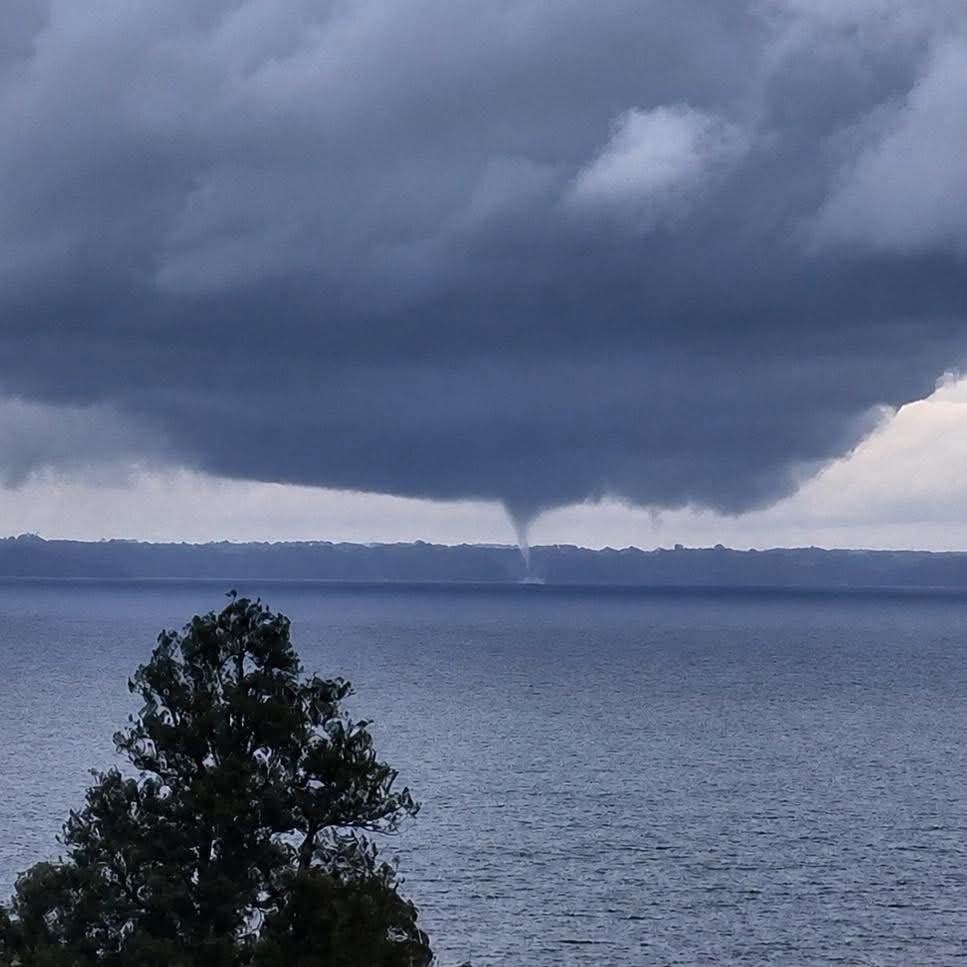 Armada advierte condiciones para trombas marinas en el centro-sur: un fenómeno fue observado entre Frutillar y Llanquihue