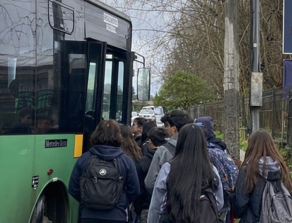 Apoderados de Frutillar siguen esperando respuesta por transporte de estudiantes hacia Puerto Octay