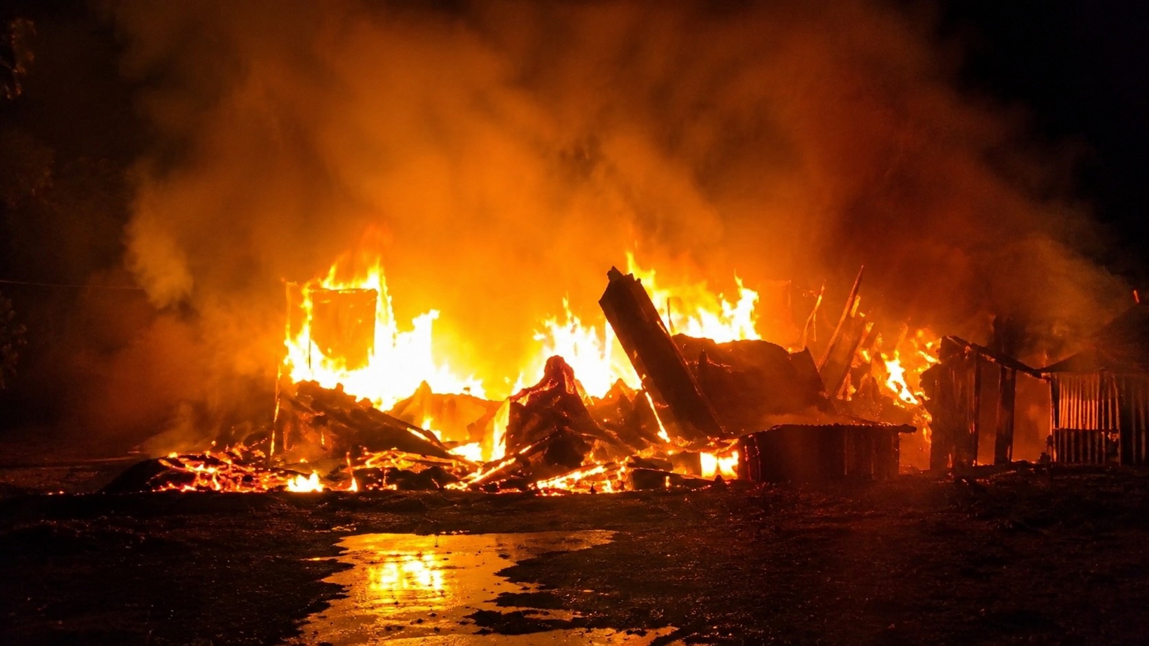Incendio destruye vivienda en Frutillar: una persona resultó lesionada
