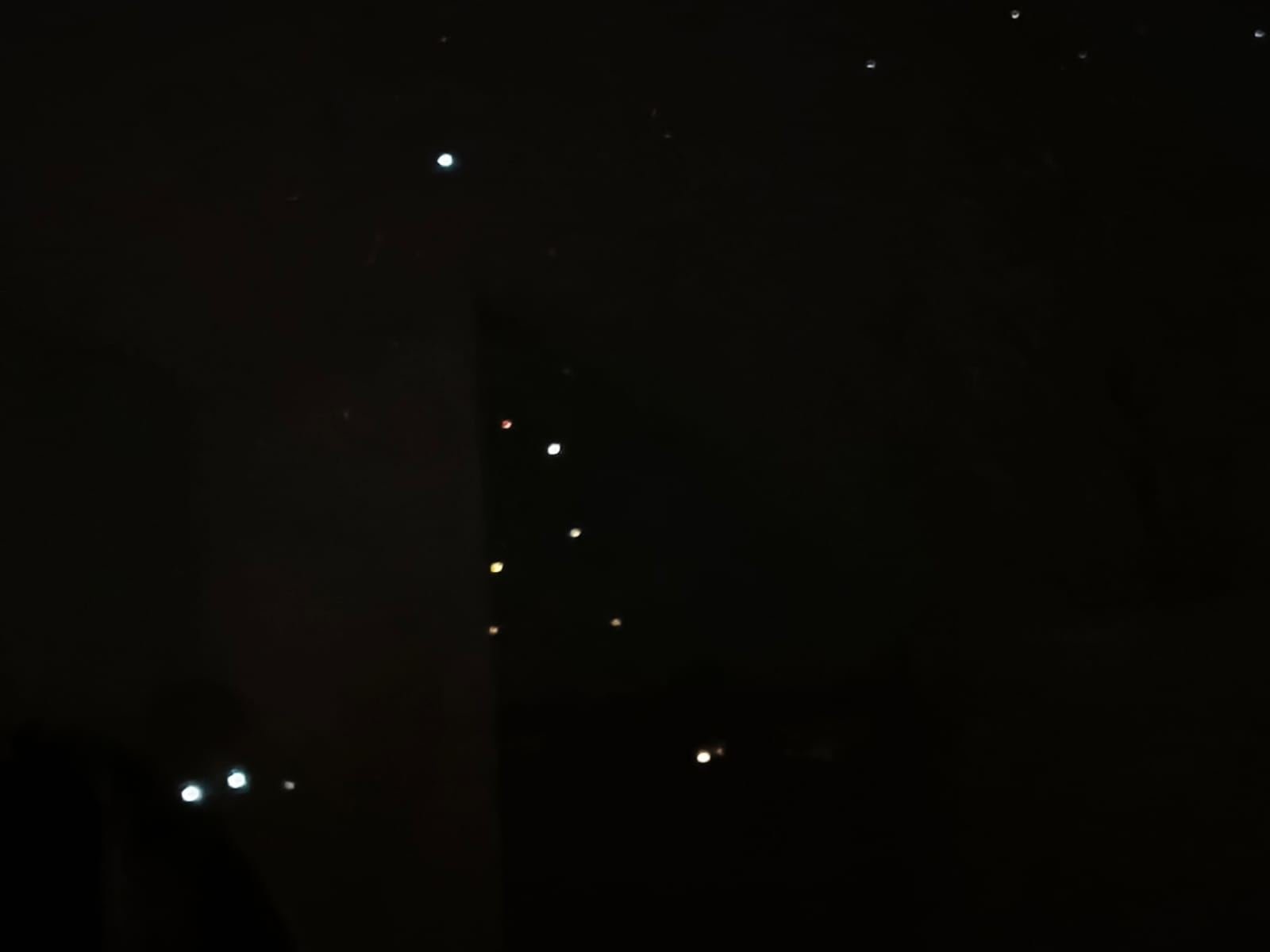 Misteriosas luces sobre el volcán Osorno sorprenden durante la madrugada: testigo asegura que se movían y desaparecían