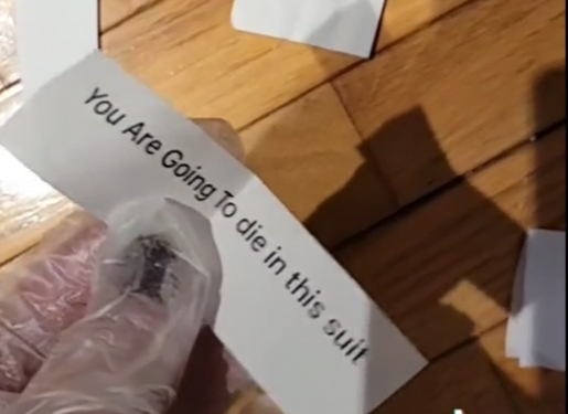 Mujer compró ropa en línea, pero cuando llegó su pedido encontró un amenazador mensaje