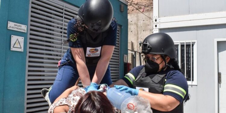 Paramédicos deben usar cascos y chalecos antibalas en tomas de Alto Hospicio