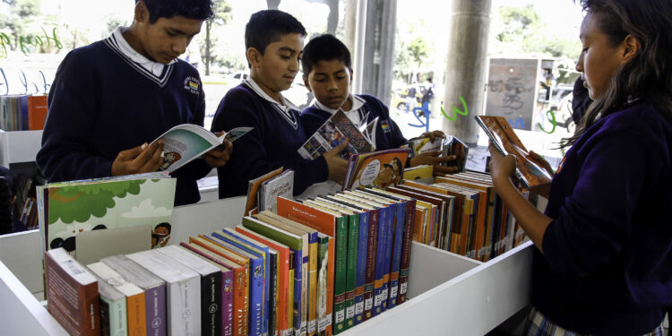 27 mil escolares están “completamente fuera” del sistema