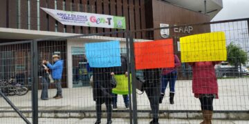 Apoderados de la Escuela Arturo Alessandri Palma se manifiestan por robos y destrozos en el establecimiento