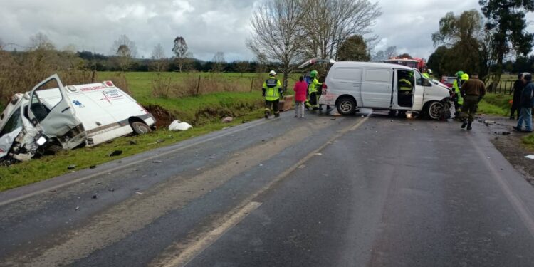 Accidente de Tránsito en Ruta V-30: Colisión de Ambulancia con Posterior Caída a Zanja