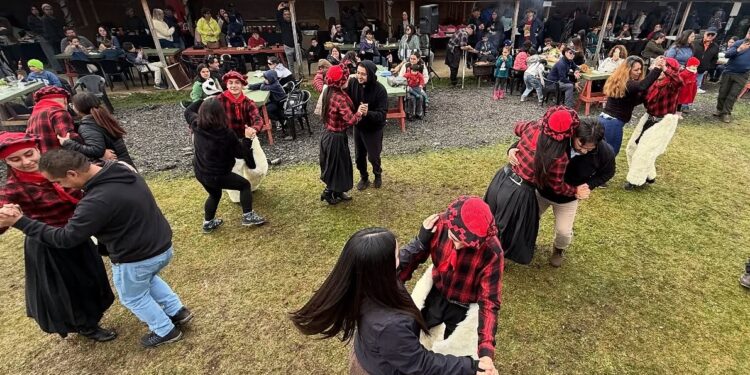 Primera Fiesta de la Pinatra reunió a cientos de personas en Loma de la Piedra