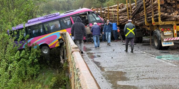 Grave accidente ruta v-60 en puente Maullín 5 deja cuatro personas lesionadas
