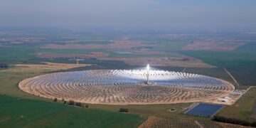 China enciende su primera planta solar de doble torre: una señal de poder más allá de la energía