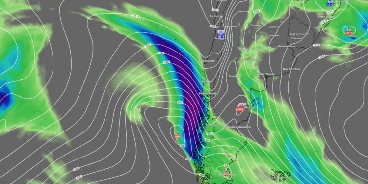 Un sistema frontal con características otoñales, alimentado por un río atmosférico cálido, afectará desde la Patagonia hasta La Araucanía. 