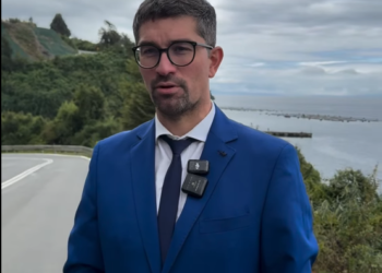 Alcalde de Frutillar critica ausencia de alcaldes en reunión clave por situación del lago Llanquihue.