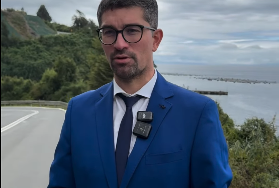 Alcalde de Frutillar critica ausencia de alcaldes en reunión clave por situación del lago Llanquihue.