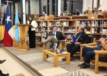 Presentan en Frutillar el libro “Chiloé y Galicia confines míticos” del escritor Edmundo Moure